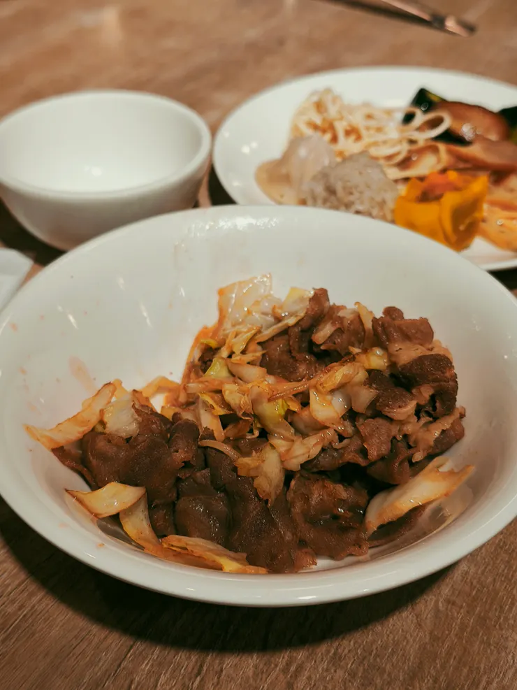 蒙古烤肉的部分，醬料也是自己調的喔😊