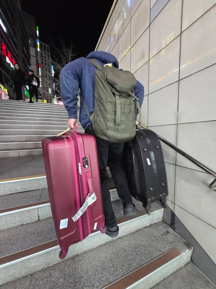 7號出口爬樓梯，壯漢扛兩咖大行李