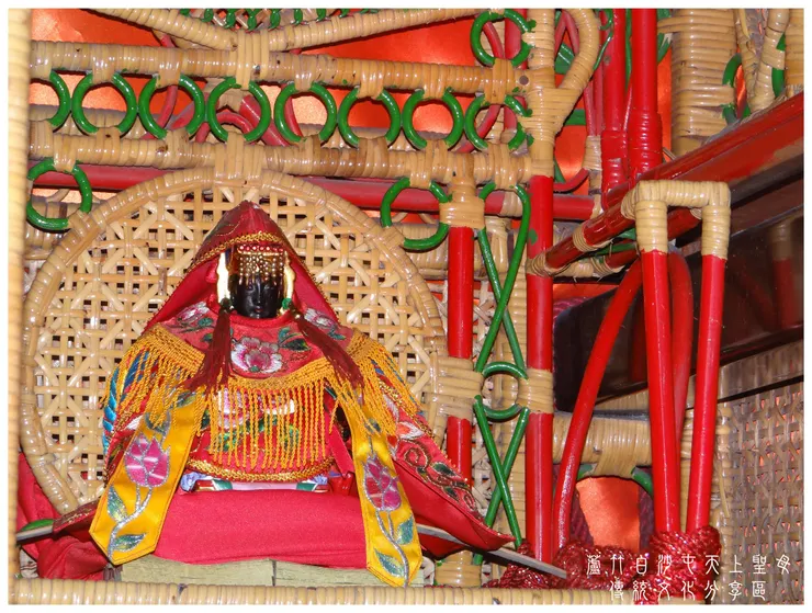 白沙屯拱天宮正殿黑面二媽