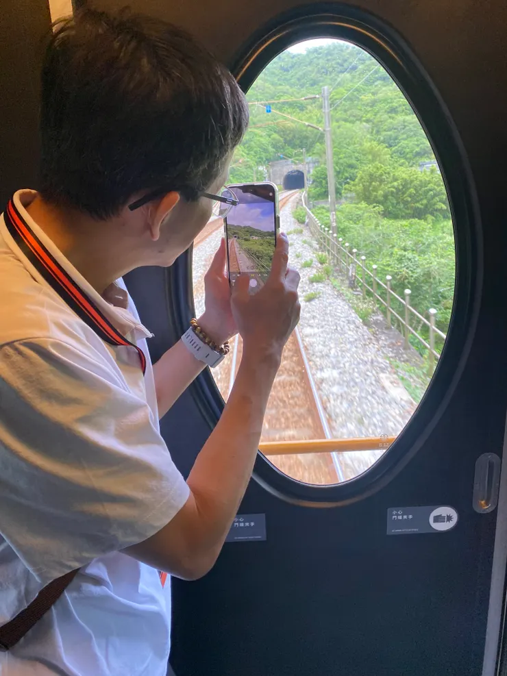 車廂尾端可以往後看風景