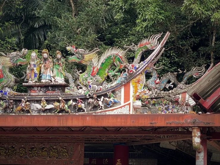 中央有福祿壽、雙龍搶珠 和八仙過海