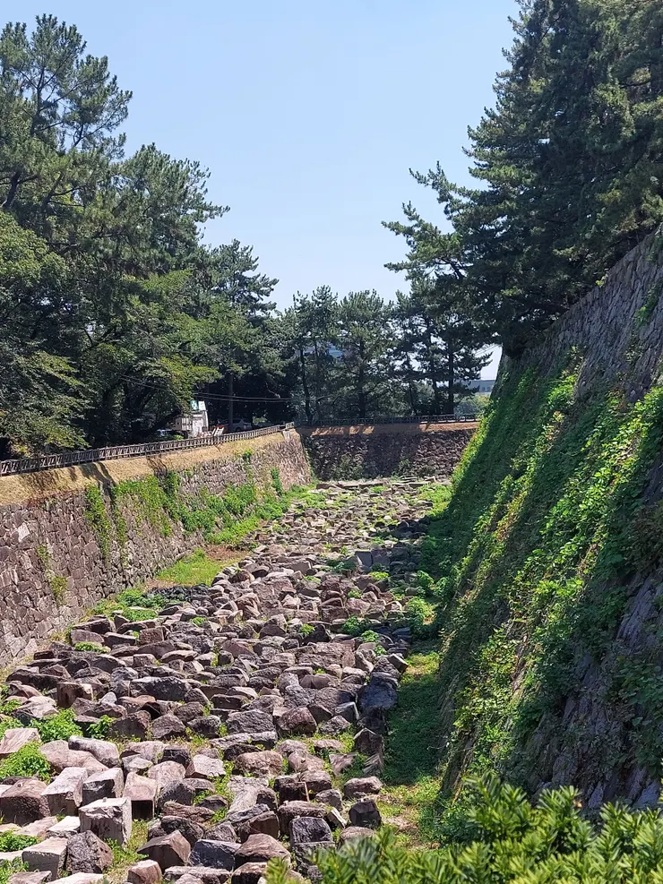 從二之丸和本丸附近拍的城郭和護城河