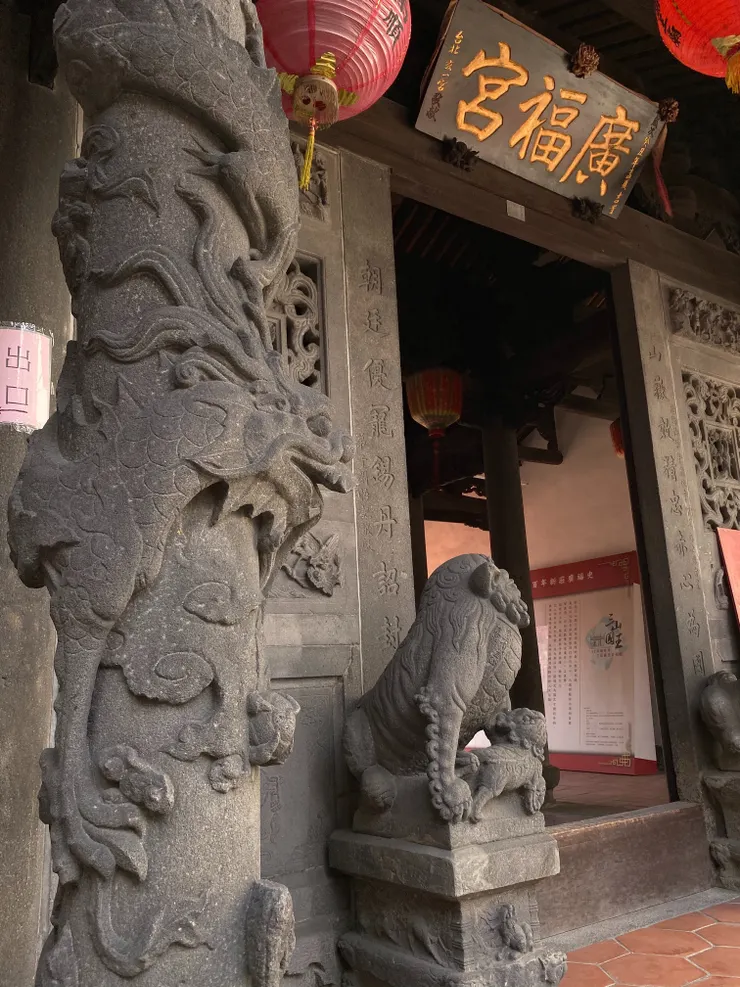 一對蟠龍石柱採實雕單龍，龍柱下的柱珠以浮雕雕有琴、棋、書、畫，各以彩帶纏繫。