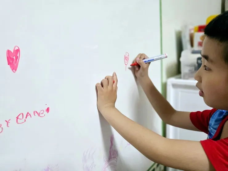 體驗愛塗鴉寶貝看過來!可自由裁切、牆壁、木板隨處可黏、白板