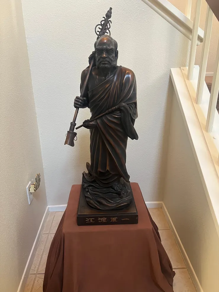 牟峰禪師來台灣跟惟覺法師交流，獲贈一尊達摩像