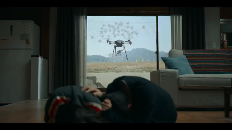 機關槍子彈都打不破的超強玻璃。（Source : Disney +。）