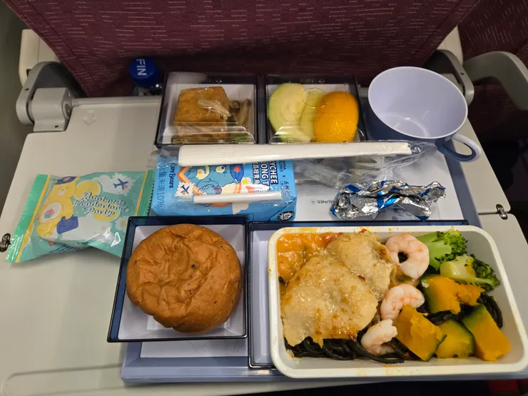 華航飛機餐-魚肉的義大利麵