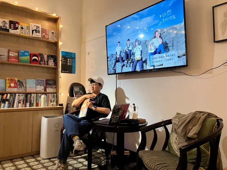 講者洪莉棋與「去(khù)海女神龍」團隊