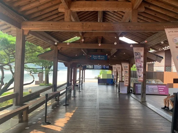 登船處,剛好走了一班船,空空如也。