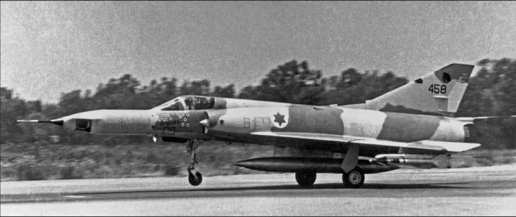 一架在機首改裝照相設備的幻象3型，以色列會讓穿戴增壓服的飛行員駕駛，以最高的速度和高度衝刺通過進行偵查，但這種方式面對高效率轉移的。越戰早期美軍也面臨航空偵查即時性太差的問題，由於照片需要沖洗和人力判讀，從航拍到發動打擊平均需要6-8小時，根本趕不上對方的轉移速度。也是因此美軍後期更傾向先用無人機誘騙北越飛彈陣地暴露，再用高精度雷達測向裝置掌握雷達概略區域然後發動打擊，或者讓配備高精度雷達測向裝置的戰機和野鼬機編組進行威力偵查，但以色列還需要很長時間才能發展出相似的能力與設備。