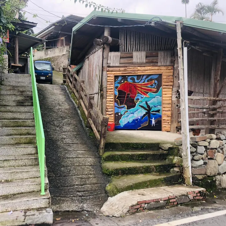 彩繪作品就位在部落主要道路旁，非常顯眼！