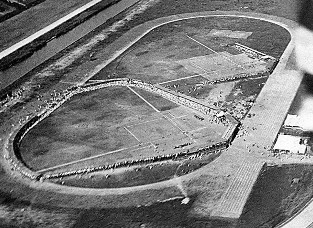 鳴尾運動場設有兩座簡易球場，是甲子園球場落成以前的中學棒球比賽場地。（圖片來源：《朝日新聞》）