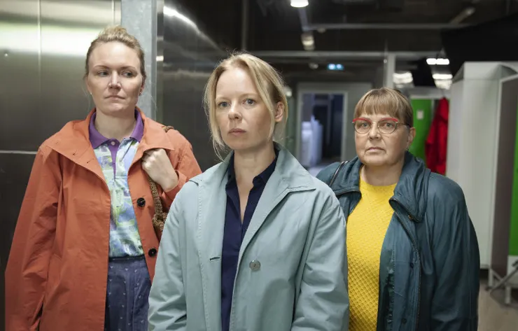 相較懷舊感，工作的現實場景反而很紀錄片：工人群像。