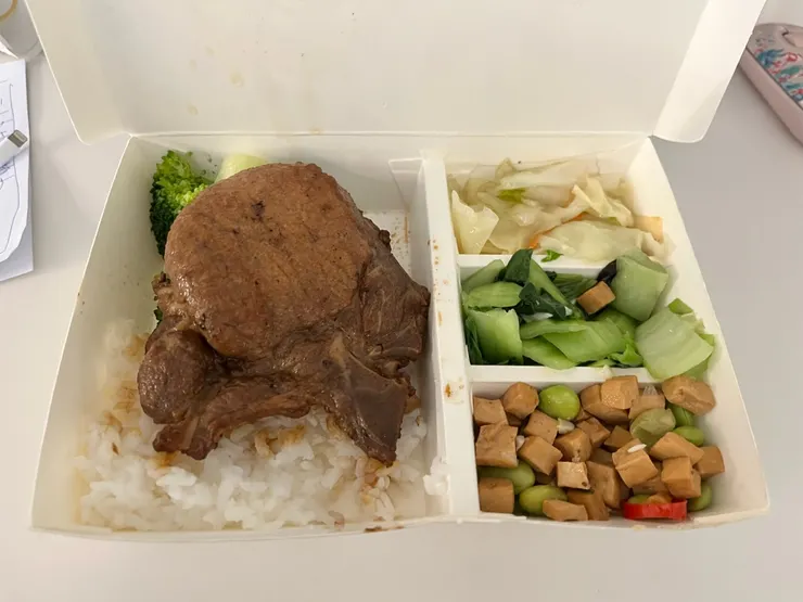 排骨飯一口。