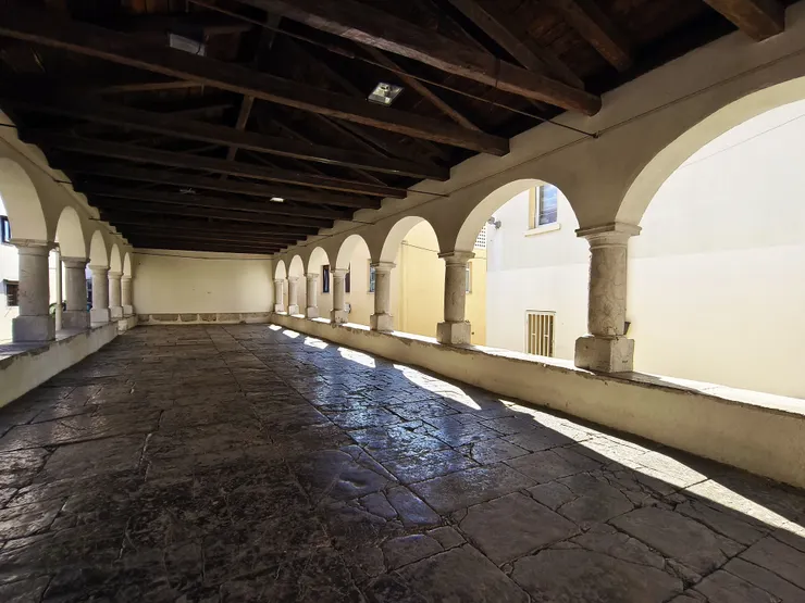 平日裡空曠的卡斯塔夫涼廊