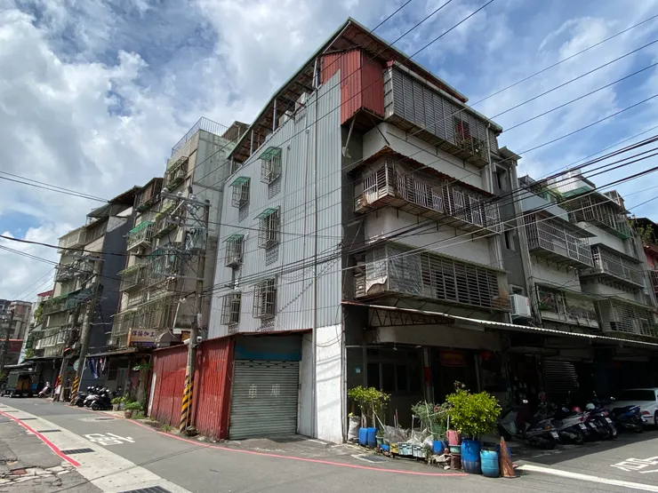 大禾邸家-建物外觀上包覆著金屬板材（俗稱『穿鐵衣』），也需注意，這極有可能表示漏水問題難以解決，才採取這種手段來阻擋水氣入侵。