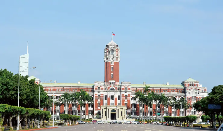 總統府大門上方匾額，由陳奇祿題字