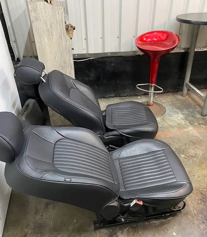 這個用車子的座椅當成休息是的沙發，也是很可愛