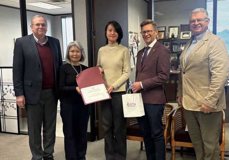 見習結業典禮由阿拉巴馬州高等教育委員會主席Jim Purcell、ALIEEP執行長Meesoon Han、美國阿拉巴馬州教育廳廳長Eric Mackey、學術總監Chuck Ledbetter頒發證書(順序由左至右排列)