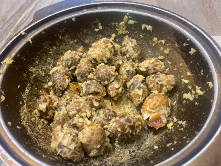 鳳螺，下酒菜。可惜蒜頭跟胡椒的比例不太對