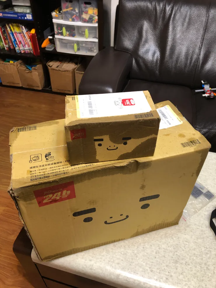 機器到的時候，剛好遇上颱風大雨，機器外箱已經被打濕。