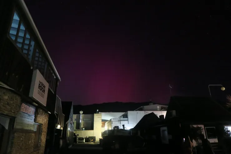 ISO=3200 光圈孔徑f/1.8 曝光時間=1/8(就是相機預設的拍攝模式)