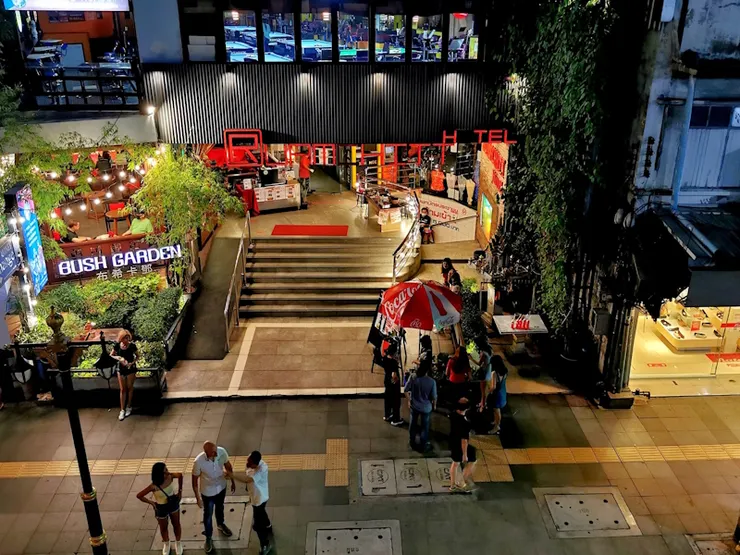 位在 Sukhumvit 路上的蛇美咖啡(Thermae Cafe)其實是一個自由業者與客人交流的場所