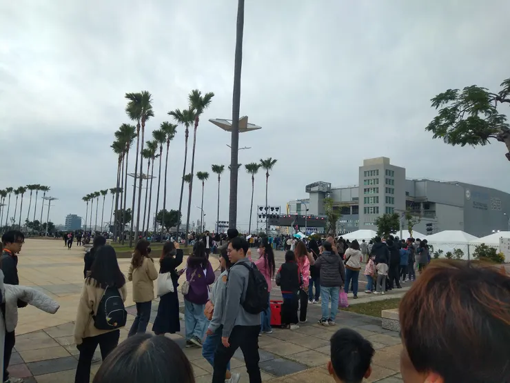 活動2點半才開始。時間沒到，只有在外面 排隊。