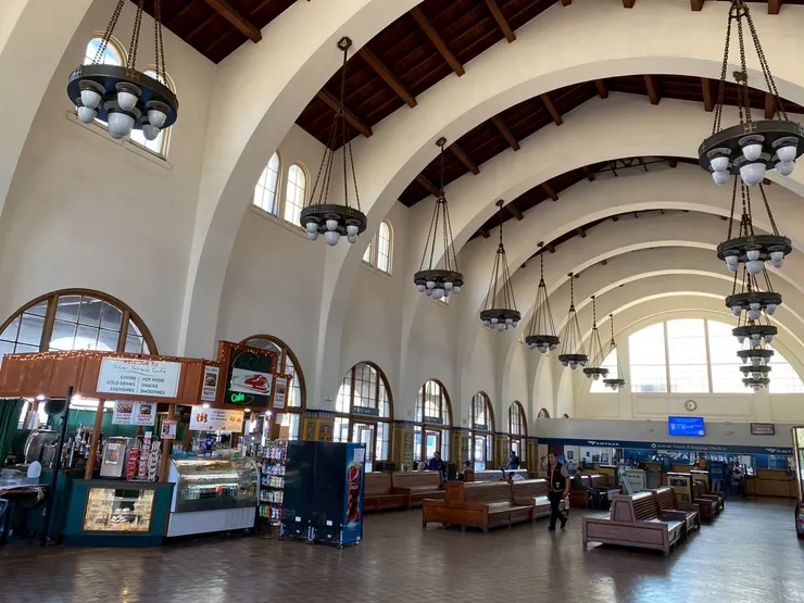 車站內景，可以在這裡購買鐵路車票