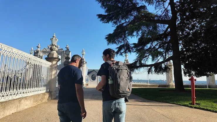 一旁的海與奇遇大叔。儘管語言不通，我們還是用翻譯一直嘗試讓他跟我們有互動，不過還是要做好保護自己的準備，避免被詐財或偷東西。