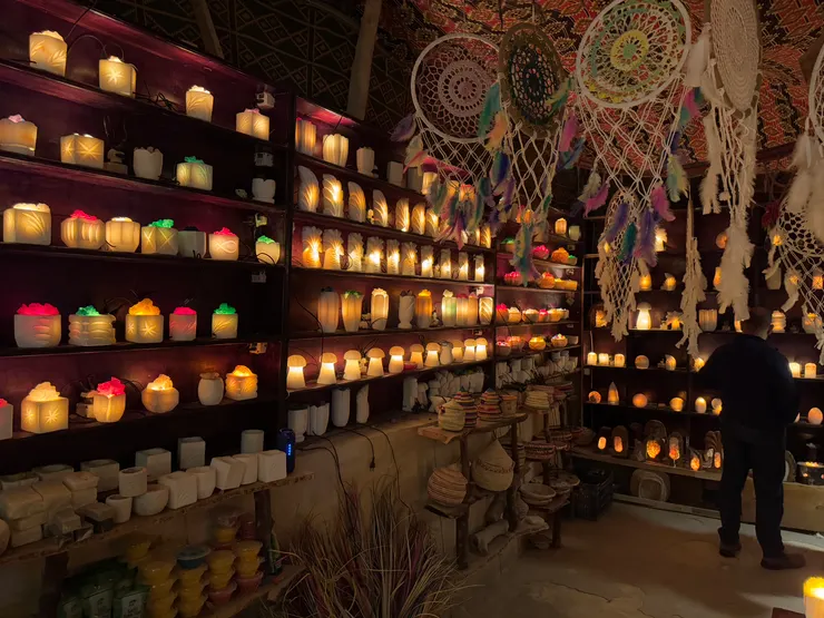錫瓦綠洲的鹽燈店，很美！