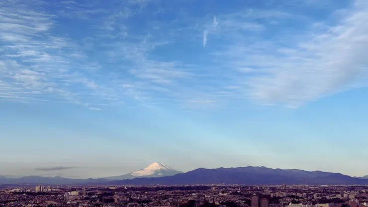 2026 年冬天，橫濱的早晨，從飯店窗外望見覆著白雪的富士山