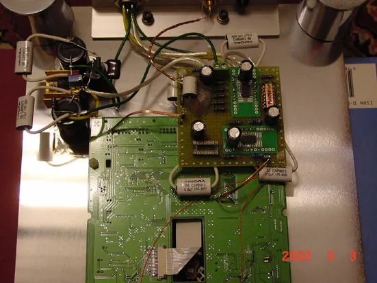 DSIX 裝在 CD-ROM 背面的照片,另外單獨提供一組電源給 DSIX 使用