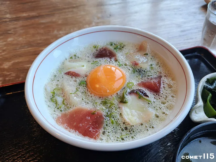 有生魚片和雞蛋的海鮮丼不僅用料豐富，口味也很清爽