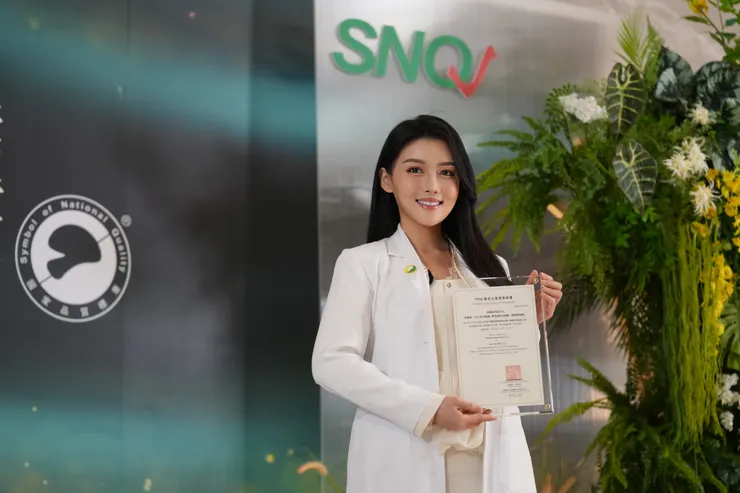 營養師高敏敏 與 公司四個品牌 今日一同獲獎 包含 NutriMin營養師毛小孩、MinVita維他營養專科 百卡餐…等品牌 （白袍聯盟 翁兆緯 攝）