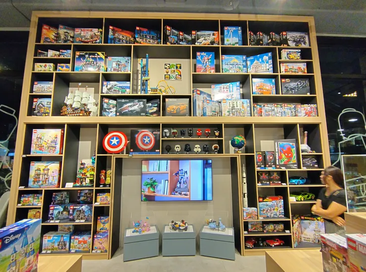 這一面樂高販賣牆看起來很壯觀