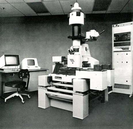 步進曝光機透過縮小投影與逐步曝光,提升解析度並降低光罩製作難度,成為g-line時代的核心設備。