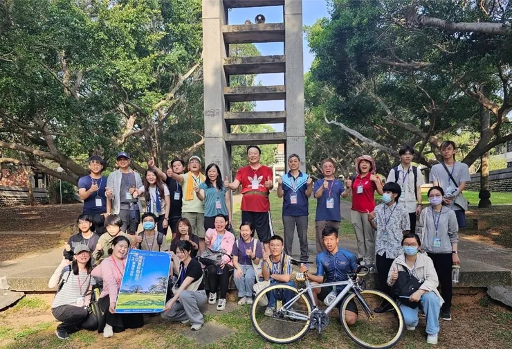 東海大學領培中心攜手業界頂尖師資，推出「大手牽小手」學習行動計畫，融合校友及學長姐的實踐經驗，帶領學生引導未來。