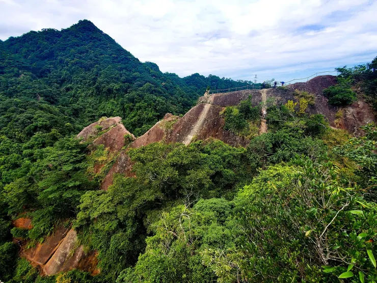 站在獨立山上,看著對面下攀的山友