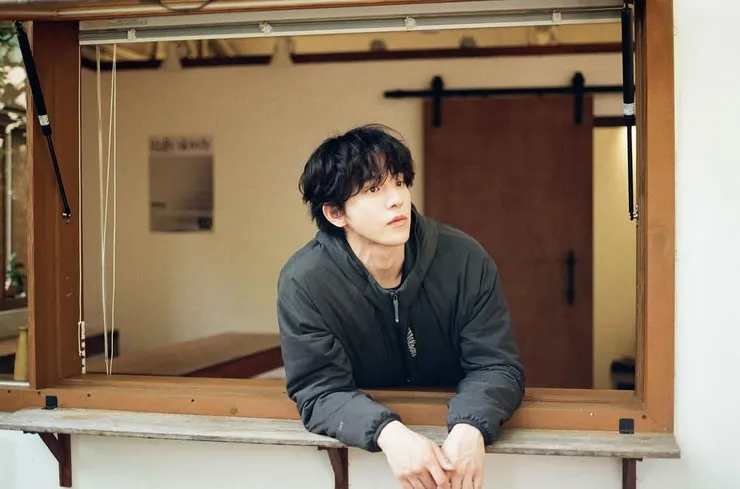 圖說：氣墊燙完美呈現南柱赫式的慵懶暖男氛圍，透過燙髮增加空氣感，讓男性魅力在新年大幅躍升。（圖片來源：IG－＠skawngur）