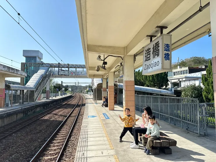 造橋車站雖然小，但是周邊設施還算做得周全，例如無障礙步道和電梯都有