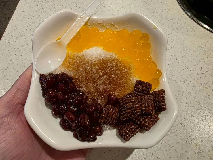 剉冰喜歡什麼料都給它加爆就對了。黑糖蜜風味佳，芒果啵啵加爆 ! 紅豆增加香甜味。