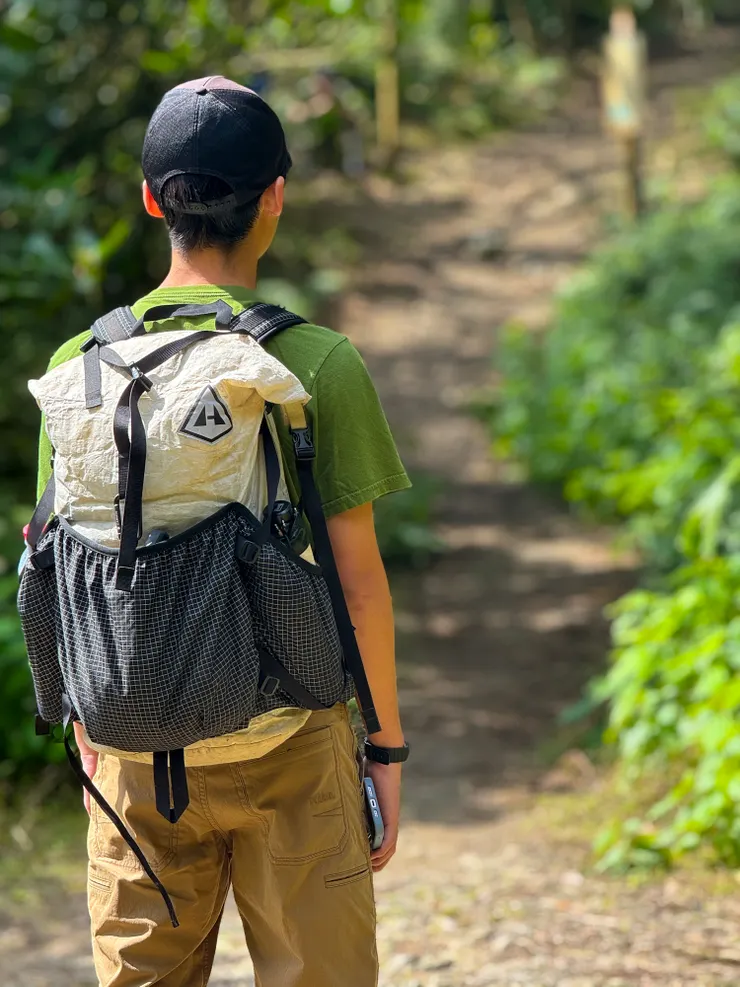 在象竂古道叉路前站著一直看前面休息的山友， 說是要讓他害怕～～（媽媽黑人問號🤷🏿‍♂️？？)