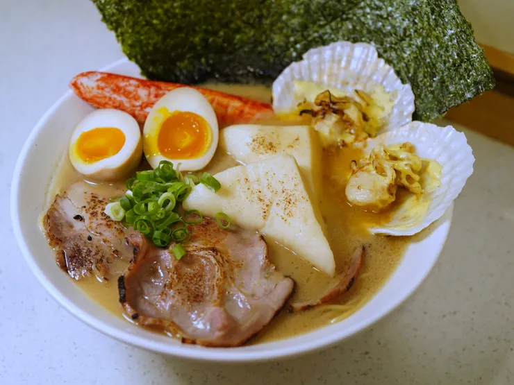 料多到滿出來的特盛拉麵，海苔豎立的樣子超級有氣勢！