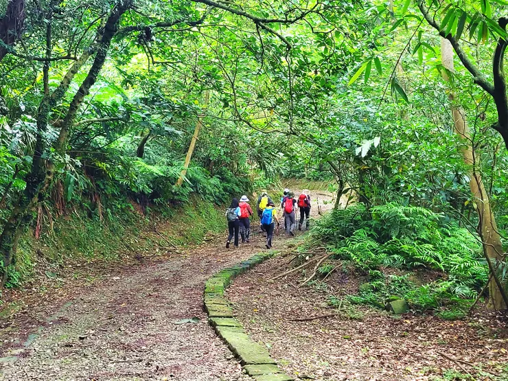 ▲天外天墓園有公廁可以上廁所，續行前往四腳亭砲台（一段緩上坡的土石路，相當好走)。