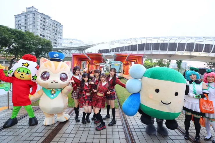 KIRIS 帶來活力四射的演出外,更與江之君、星太郎、蜜柑站長親密互動留下美好的合影。(圖/KIRABASE 提供)