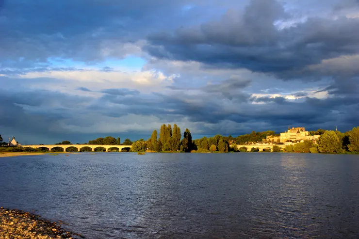 【昂布瓦斯城堡來時望見不覺惦記 返程小候拍到黃金大景真好運氣！昂布瓦斯城堡和橫跨羅亞爾河的勒克萊爾元帥橋(Pont du Maréchal Leclerc)。】