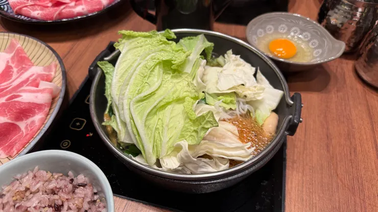 剛把菜放下去煮的壽喜燒