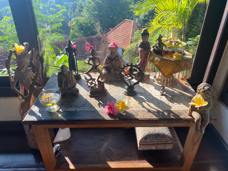 我很喜歡在峇里島隨處都是佛像與鮮花 保持一個虔誠與尊敬的心 面對一切