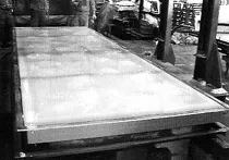 將軟化的丙烯酸放在模具上方